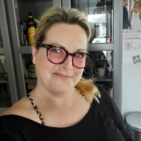 Meet your Posher, Vicky - Picture 1 of 2